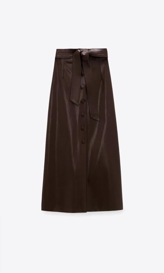 Este modelo de falda midi de Zara tiene cinturón a juego y botones forrados en el mismo tejido (29,95 euros).