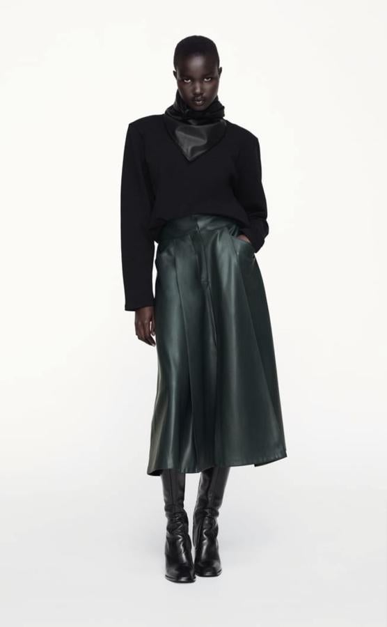 Falda midi de efecto piel en color verde oscuro, con bolsillos laterales, de la nueva colección de Zara (25,95 euros).