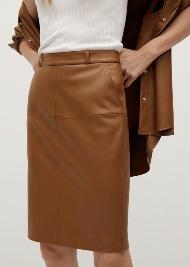 Con costuras estratégicas para que siente como un guante, esta falda midi de efecto piel en color marrón es de la nueva colección de Mango (25,99 euros).