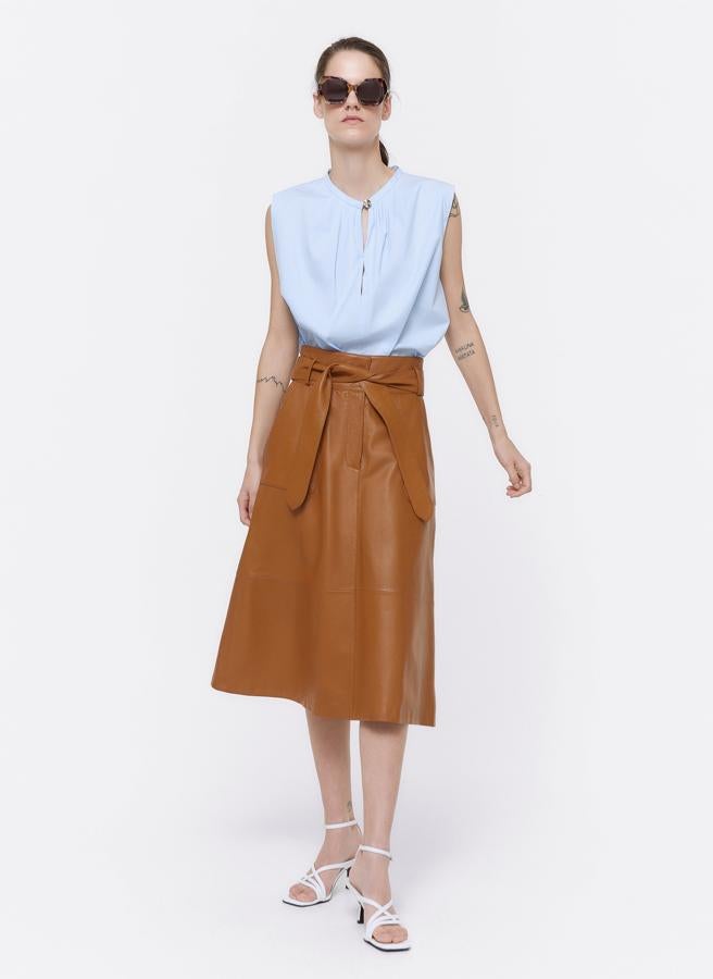 Falda de piel de largo midi, con cinturón a juego, de Uterqüe (229 euros).