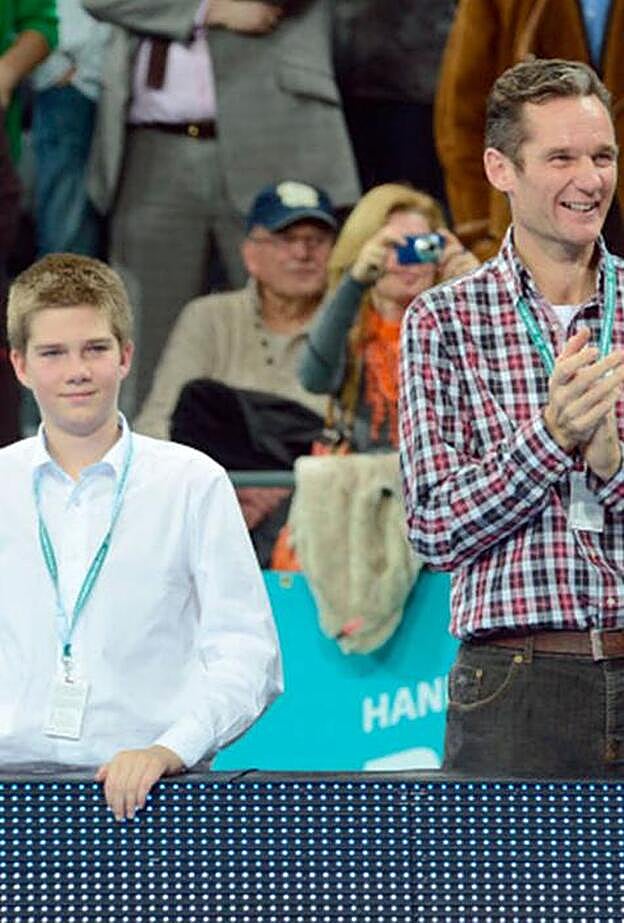 Junto a su padre en un partido del Mundial de Balonmano de 2013.