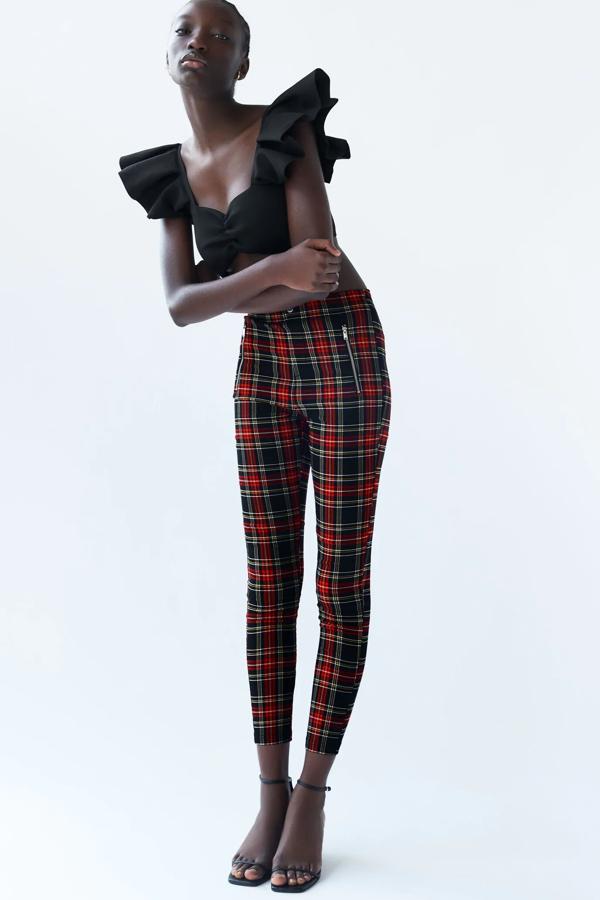 Estos leggins de tiro alto con cintura elástica cuentan con botón metálico y cremalleras delanteras. En rojo y negro, son de Zara y tienen un precio de 19,95 euros.