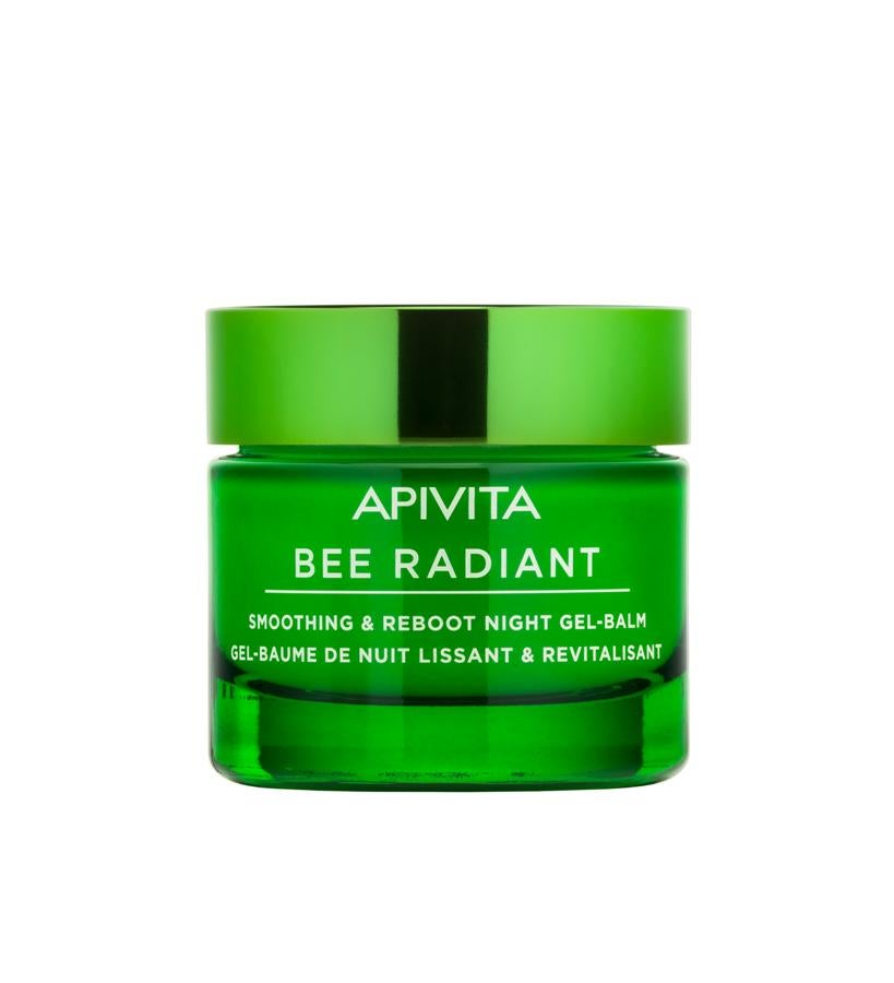 Con un 96% de ingredientes de origen natural rejuvenece y detoxifica la piel durante la noche para que muestre un aspecto revitalizado, radiante y alisado al despertar. Entre los ingredientes de este bálsamo en gel destacan el extracto de peonía blanca, propóleo patentado y calabaza, que transforman la piel durante la noche recobrando su luminosidad gracias a un peeling suave y su acción restauradora.  Gel-Bálsamo De Noche Restaura La Piel Bee Radiant de Apivita  (32,90 €).