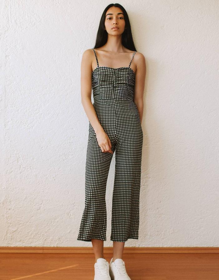 En blanco y negro, este mono largo de tirantes con estampado de cuadros está disponible en otros colores. Es de Bershka y tiene un precio de 17,99 euros.