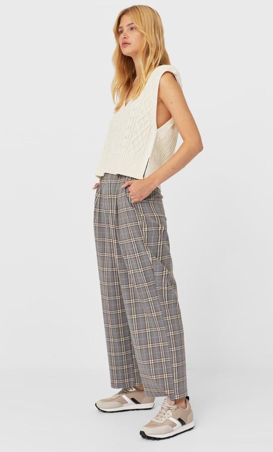 Este pantalón recto con cuadros en gris marengo cuenta bolsillos delanteros y tiene un precio de 19,99 euros. Es de Stradivarius.
