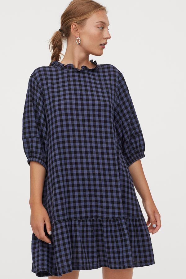 Con cuadros en azul y negro, este vestido evasé con ribete de volante en el cuello y botones en la nuca cuenta con costura fruncida en el bajo para aportar volumen. Es de H&M y tiene un precio de 29,99 euros.