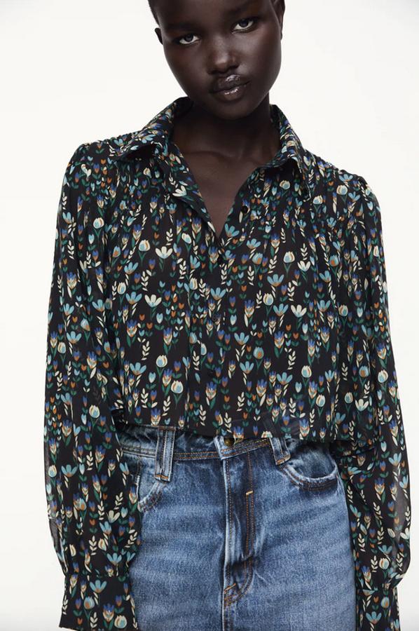 Tonos azules y crema para el estampado de esta bonita blusa de Zara con diseño cropped. Con cuello de solapa y manga larga, tiene detalle de elásticos nido de abeja en el pecho y cierre frontal con botones. Tiene un precio de 25,95 euros y está disponible entre las tallas XS y L.