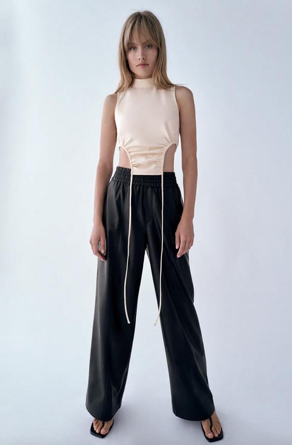 Con cintura elástica y bolsillos laterales, este pantalón de tiro alto de Zara confeccionado en efecto piel y color negro tiene un precio de 29,95 euros y está disponible entre las tallas XS y XL.