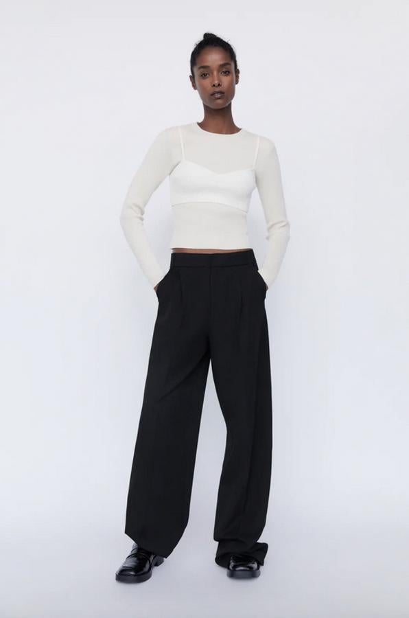 De tiro alto, con bolsillos laterales, pernera ancha y detalle de pliegues en delantero, este pantalón negro de Zara está confeccionado con un 25% de poliéster reciclado y tiene un precio de 25,95 euros. Podemos encontrarlo entre las tallas XS y XXL.