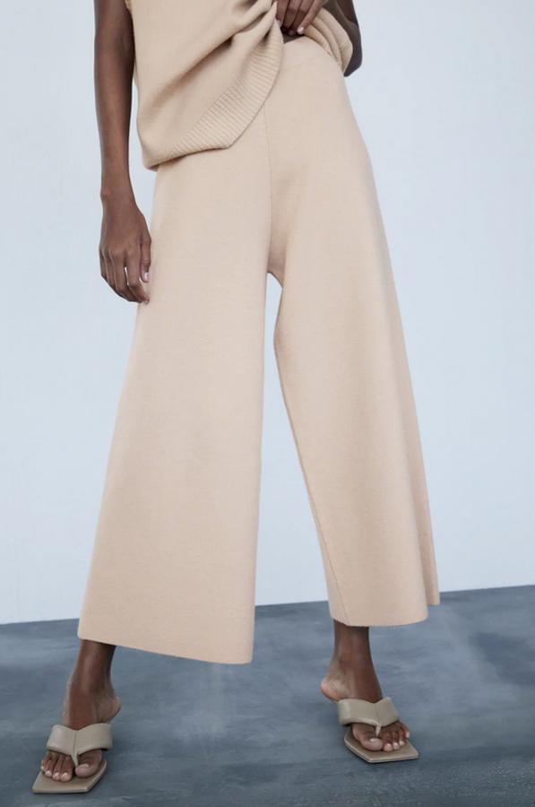 Cintura elástica, pernera ancha y tiro alto para este pantalón de punto de Zara en color tostado que podemos encontrar en las tallas S, M y L por 29,95 euros.