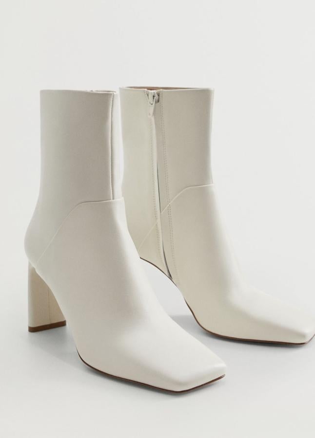 Este botón de piel en color blanco y puntera cuadrada cuenta con costuras decorativas y tacón fino. Es de Mango y tiene un precio de 69,99 euros.