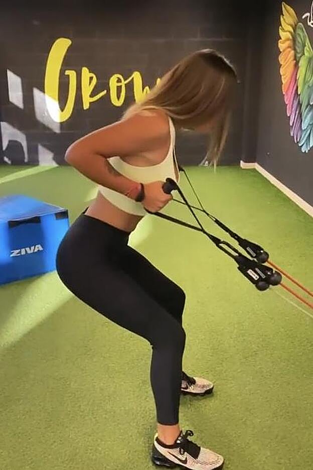 Laura cuenta con la supervisión de su entrenador que le ayuda a mantener siempre una buena postura.