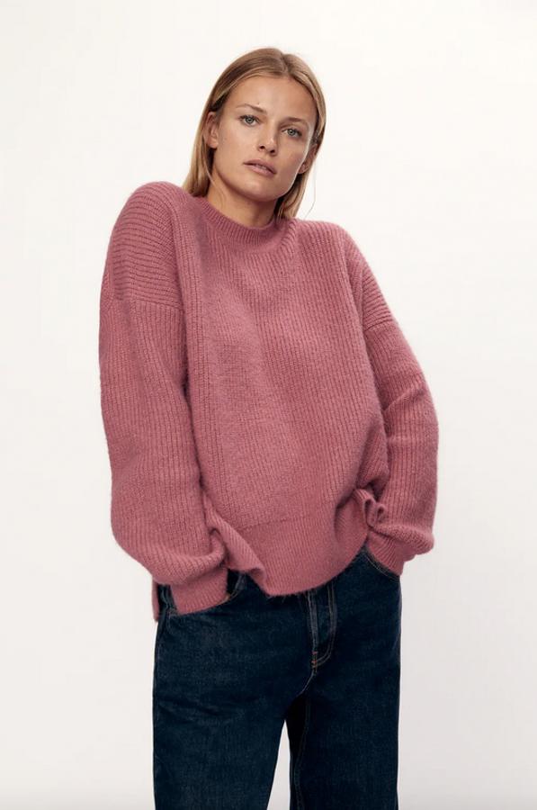 En un tono oscuro y con diseño perlado, este jersey de Zara viene con cuello redondo, mangas largas y bajo acabado con aberturas laterales. Tiene un precio de 29,95 euros y está disponible entre las tallas S y XL.