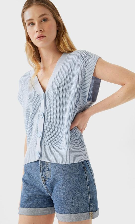 En color azul celeste, este chaleco de punto con escote de pico y manga sisa cuenta con botones de cierre en la parte frontal. Es de Stradivarius y tiene un precio de 15,99 euros.