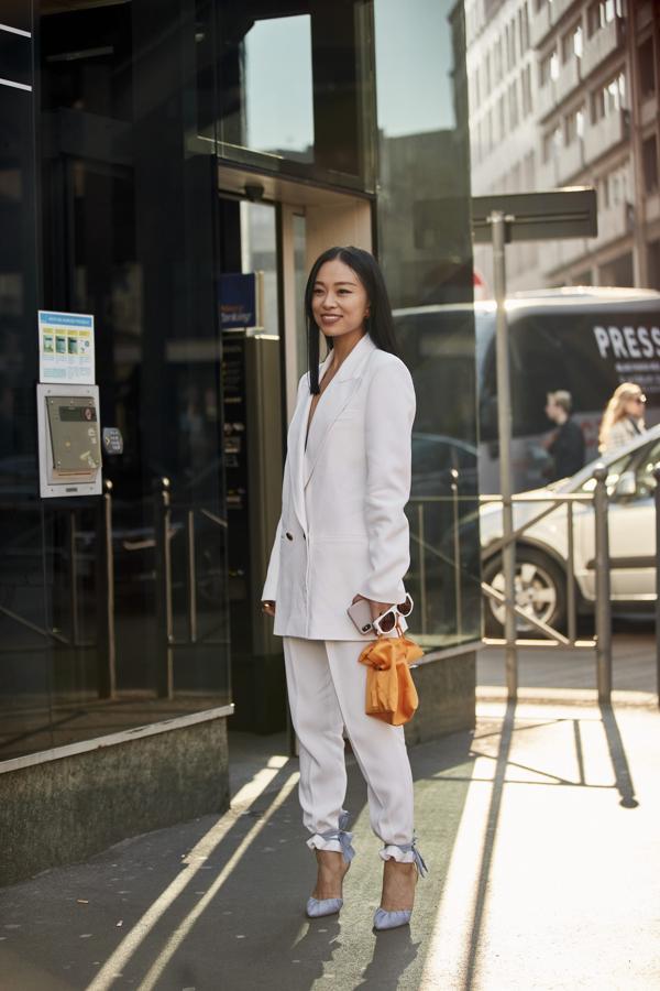Una primera toma de contacto con el traje puede pasar por un patrón relajado, de doble botonadura y en tonos neutros, en el que añadir la nota de color con los accesorios.