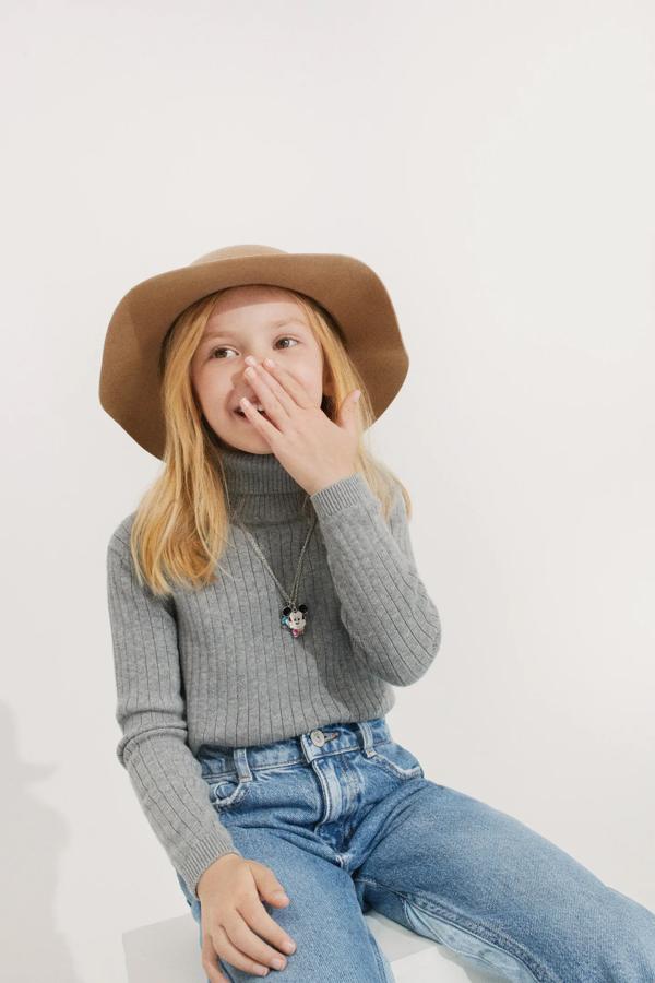 Este sombrero de fieltro tipo fedora en color cámel (12.95 euros)