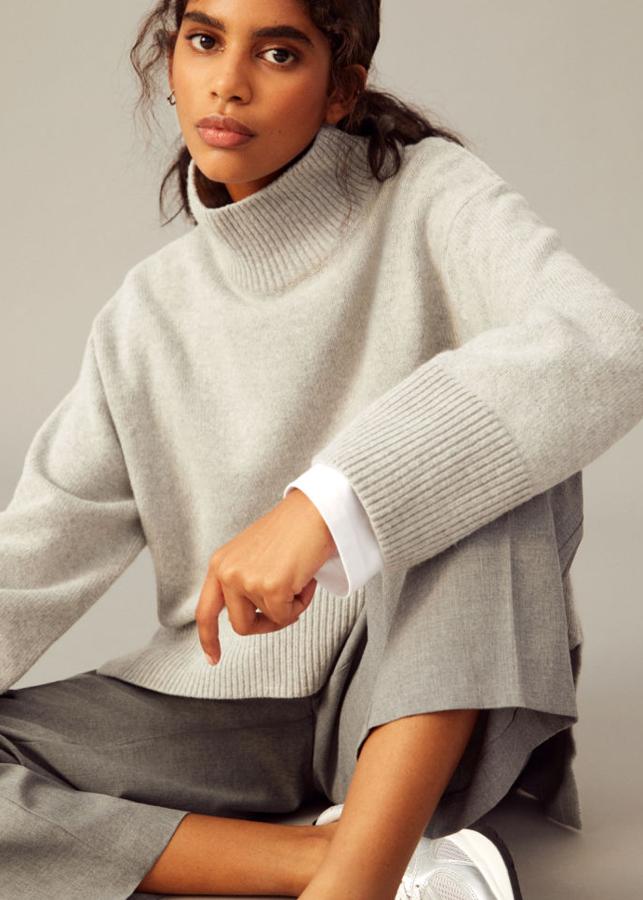 Quién se resiste a un jersey calentiro, en un color neutro y de corte amplio. Por eso este modelo de las novedades de H&M es una elección perfecta que solo te costará 29,99 euros.