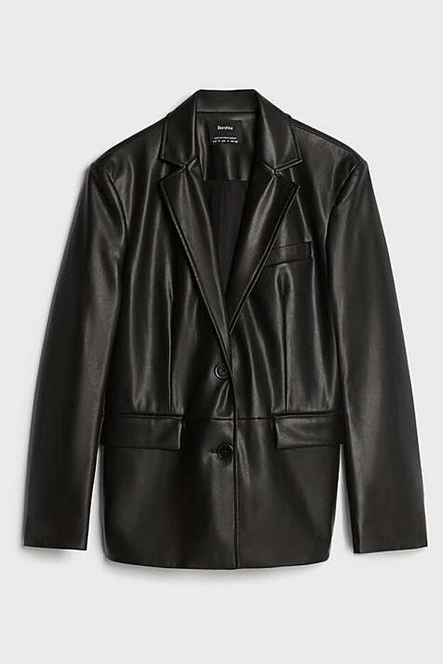 Americana de efecto piel, de Bershka (29,99 €).