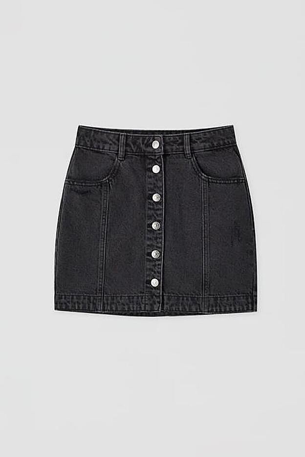 Este diseño cuenta con botones en la parte delantera y combina con todo.