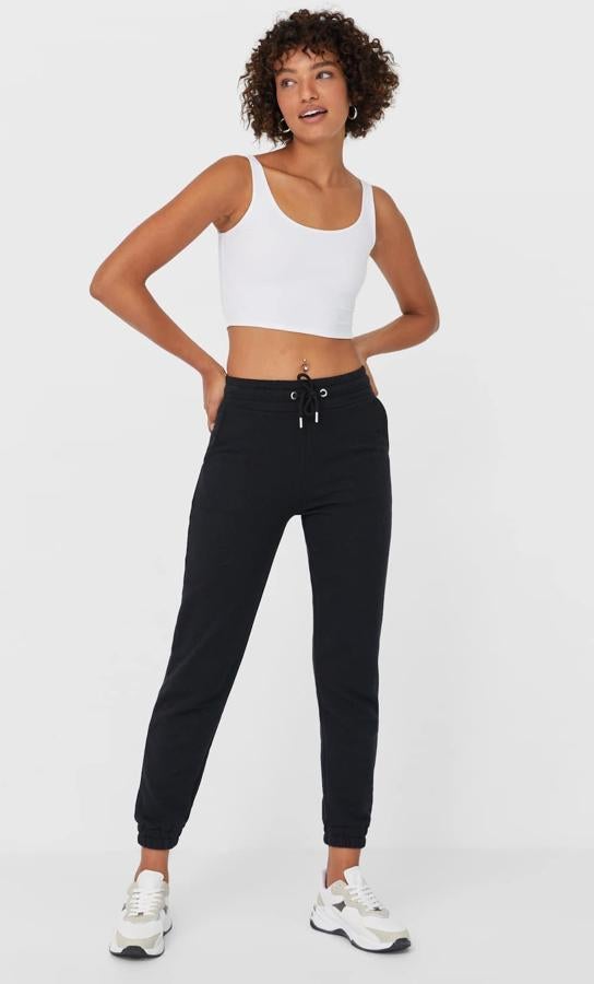 Disponible en varios colores, este pantalón jogger de felpa con tiro alto y cintura elástica cuenta con cordones ajustables y bajo acabado en puño. Es de Stradivarius y tiene un precio de 12,99 euros.