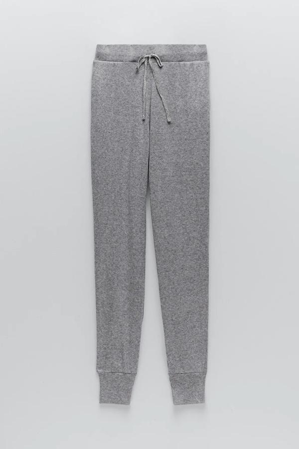En color arena o negro, este pantalón de tiro alto y tacto suave cuenta con cordones ajustables. Es de Zara y tiene un precio de 19,95 euros.