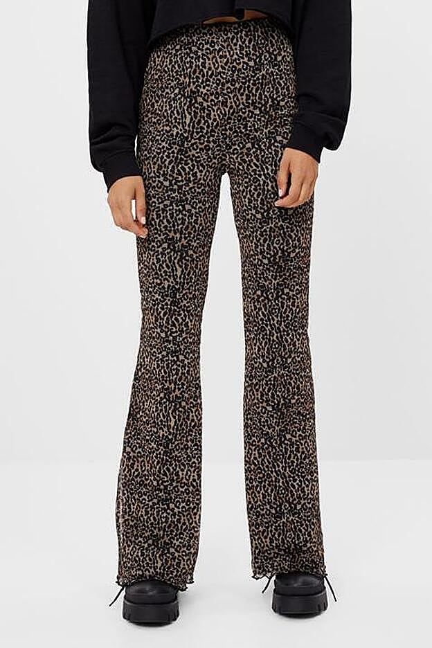 Pantalones flare con estampado de leopardo, de Bershka.