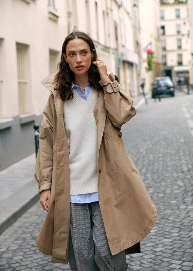 Este trench oversize súper original y favorecedor pasa de 99.99 a 69.99 euros en las rebajas mid season de Mango.