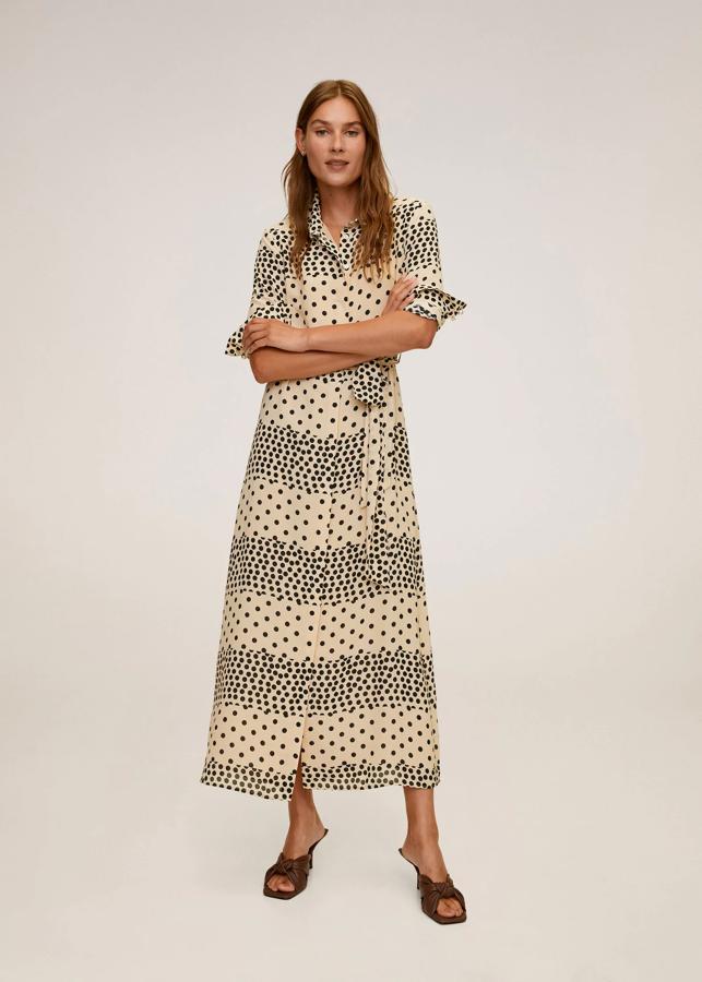 ¿Puede ser más favorecedor este vestido camisero con estampado de lunares? E las rebajas mid season de Mango pasa de 59.99 a 39.99 euros.