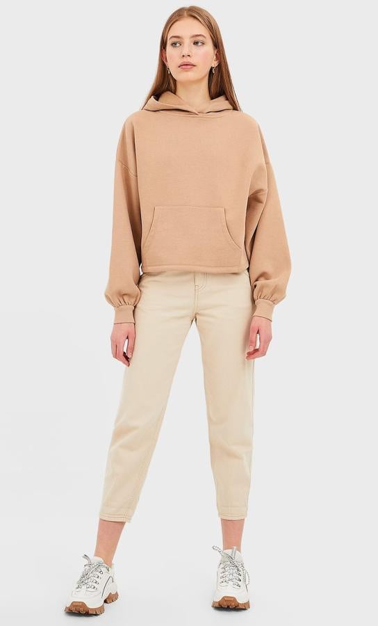 En color piedra, esta sudadera de cuello con capucha ajustable está disponible en varios colores. Con bolsillo canguro en la parte delantera, es de Stradivarius y tiene un precio de 15,99 euros.