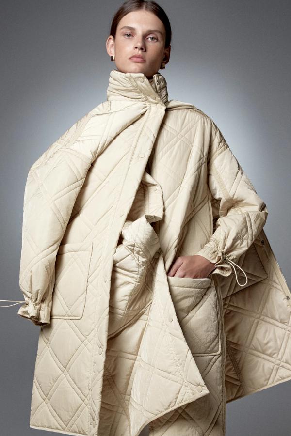 Ya te explicábamos por qué los  colores crema, beige y blancos eran tonos estrella  de la temporada. Y para muestra, este abrigo precioso, disponible entre S, M y L de Zara con cuello alto y capucha oculta. Además, la cinta ajustable ayuda a marcar la figura.