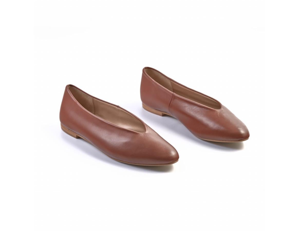 Bailarinas con escote en forma de pico en color cuero de Monpiel (75,90 euros)