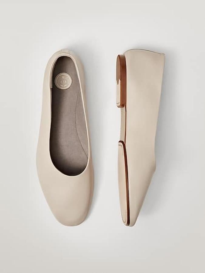 Bailarinas de punta redonda en color crema, de Massimo Dutti (69,95 euros).