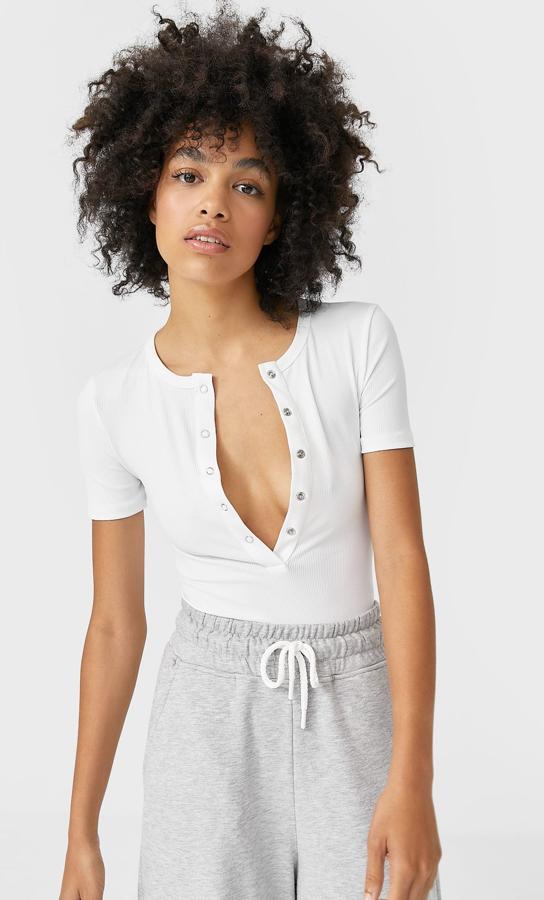 Disponible en crudo o negro, este body de manga corta con escote redondo y detalle de botones en la parte delantera tiene un precio de 15,99 euros.