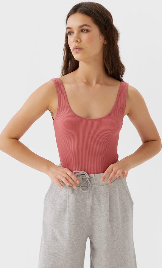 En tejido de canalé en color rosa (está disponible en otros colores), este body de escote redondo y tirantes anchos tiene un precio de 9,99 euros.