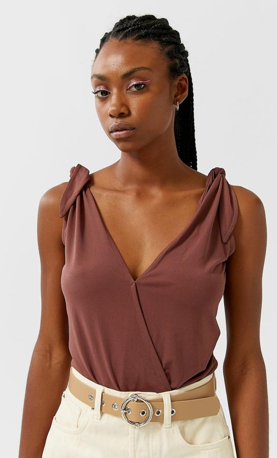 En color marrón, este body de escote de pico y tirante ancho cuenta con lazada en el hombro y tiene un precio de 15,99 euros.