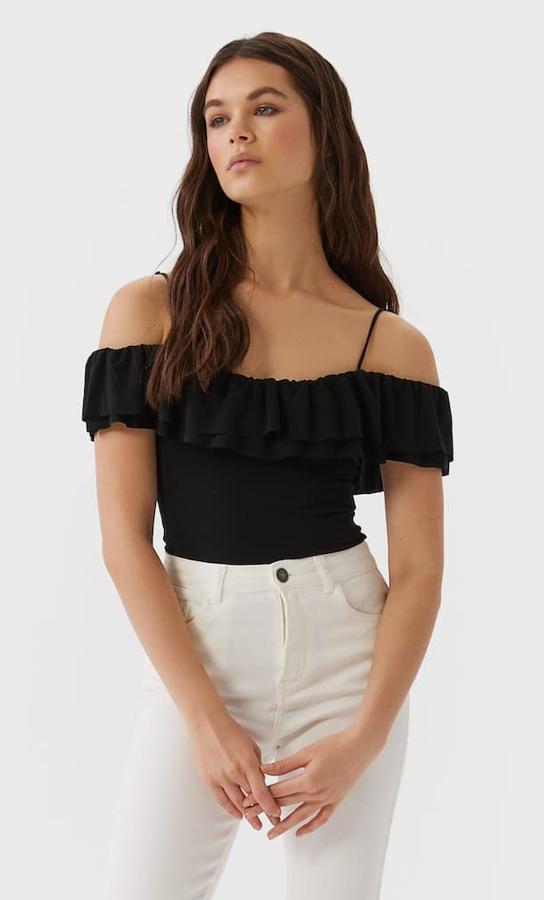 En color negro y con un amplio volante en pecho y manga, este body con escote bañera y tirantes tiene un precio de 15,99 euros.