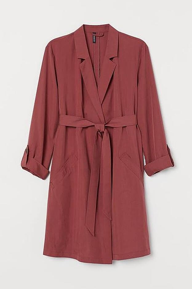 Una gabardina ligerísima de color rojo teja y disponible hasta la talla 4XL, de H&M.