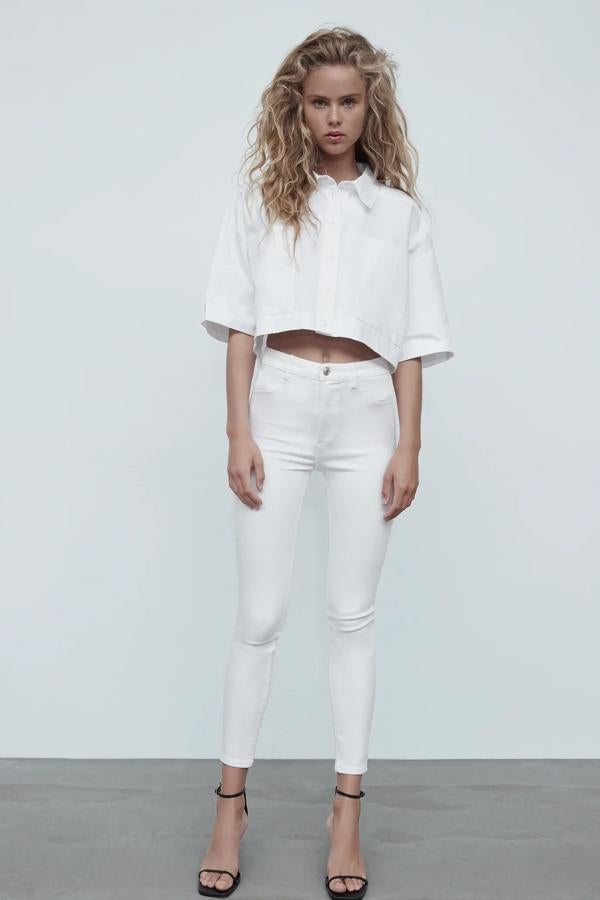 Estos jeggins blancos de tejido muy elástico y tiro muy alto que acentúa la cintura son de Zara y tienen un precio de 15,95 euros.