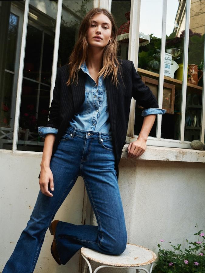 ¿Quién dijo que el ‘total denim’ no servía para ir al trabajo? Si la mismísima  Isabel Preysler apuesta por los vaqueros flare más favorecedores  para ir a un evento, nosotras combinamos estos de Mango con la misma silueta (29.99 euros) con una camisa dénim y una blazer y derrochamos estilo de lunes a viernes en la oficina.