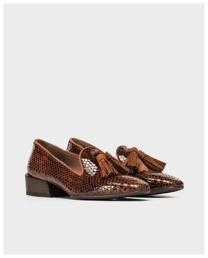 Mocasines de efecto piel de serpiente con tacón y borlas, de Wonders (99,90 euros).