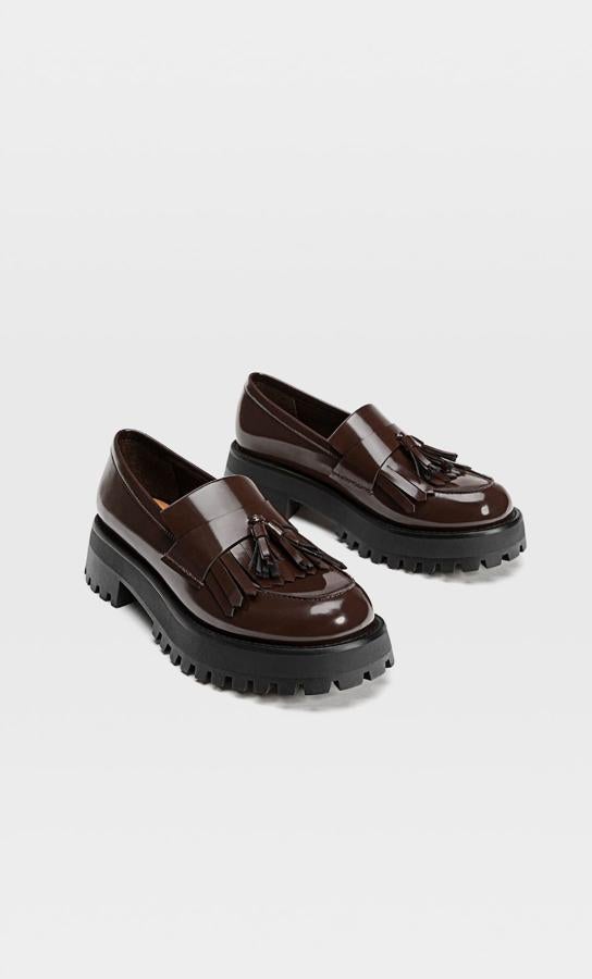 Mocasines granates con suela track, de Stradivarius (35,99 euros).