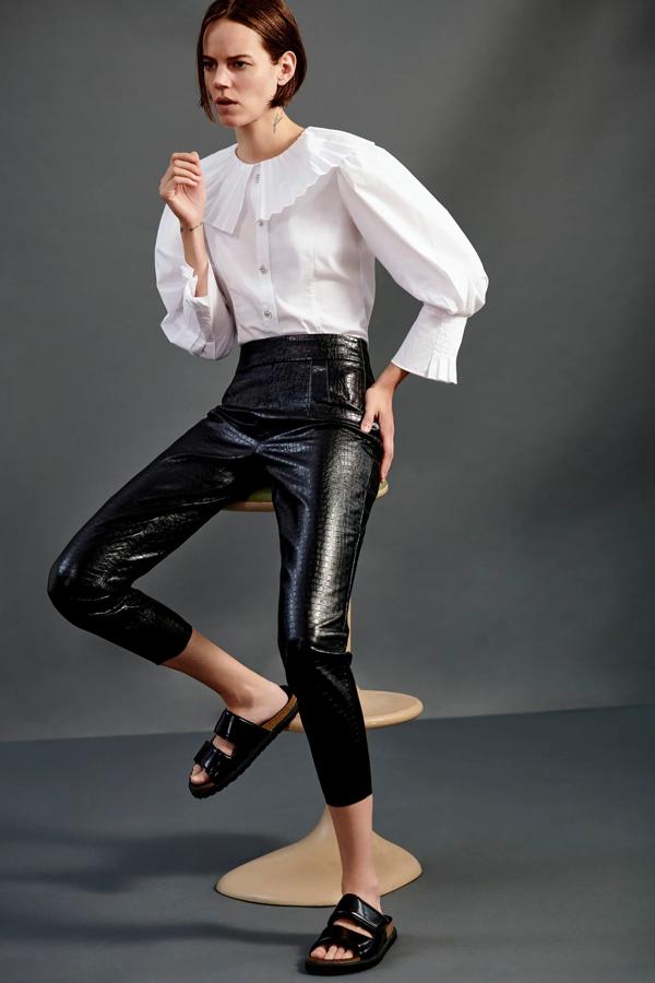 De efecto piel en color negro, este pantalón pitillo de tiro alto cuenta con cierre con cremallera oculta en el lateral. Es de Zara y tiene un precio de 25,95 euros.