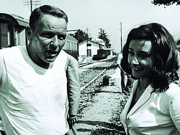 Con Frank Sinatra, en el rodaje de El coronel Von Ryan (1965).