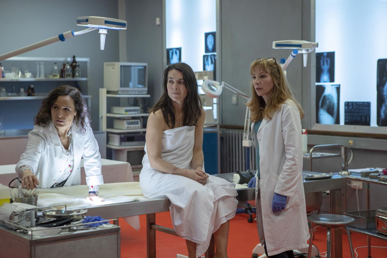 Alexandra Ehle. Temporada 1. Calle 13. 4 de octubre.Esta serie policíaca de origen francés se centra en una legendaria y extravagante forense que se entrega por completo a su misión: restaurar la apariencia de los muertos y buscar justicia.