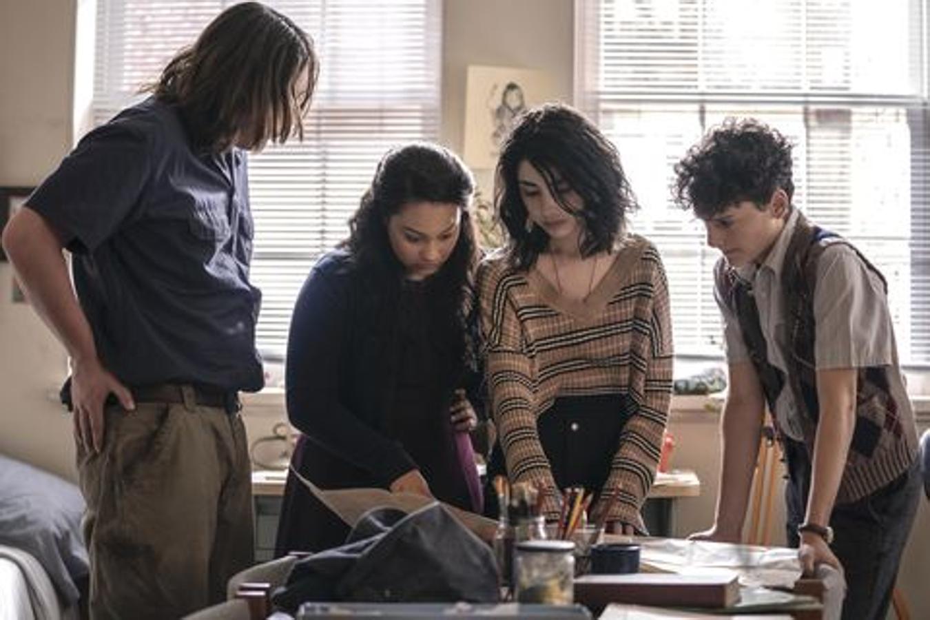 The Walking Dead: World Beyond. Temporada 1. AMC. 5 de octubre.Spin-off de la archiconocida ‘The Walking Dead’, esta serie se centra en el viaje que inician dos hermanas junto a dos amigos cuando deciden abandonar la seguridad y la comodidad de sus hogares para emprender una importante búsqueda en la que se enfrentarán a enormes peligros. Entre ellos se encuentra la misteriosa Elizabeth, encarnada por Julia Ormond.