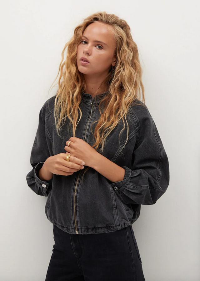 Para las amantes del denim y los diseños originales, Mango ha lanzado esta bomber vaquera en color negro con cuello redondo, mangas largas con puños abotonadas, costuras decorativas, bajo con elástico y cierre frontal de cremallera. Cuesta 39,99 euros y está disponible entre las tallas XS y XL.