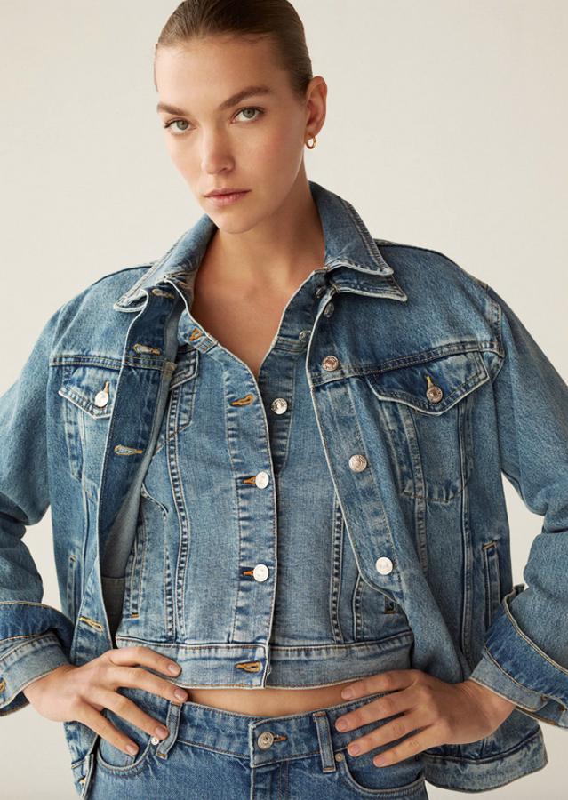 De diseño medio oversize, esta cazadora de Mango en lavado medio, con cuello clásico y dos bolsillos de solapa con botón en la parte delantera tiene un precio de 29,99 euros y está disponible entre las tallas XS y L, pero tendremos que buscar en las tiendas porque en la web se ha agotado.