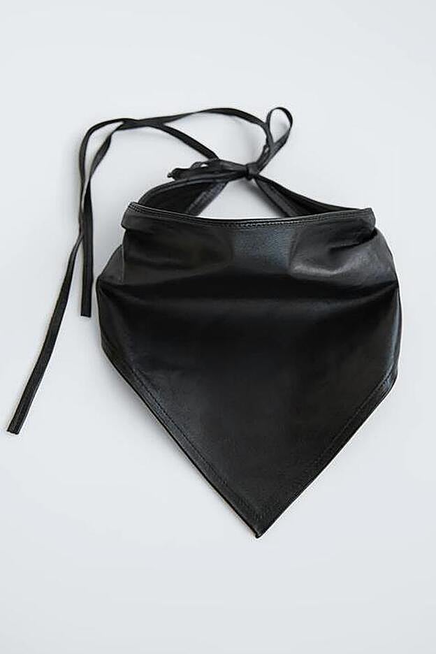 Bandana negra de piel. (19,95 euros).