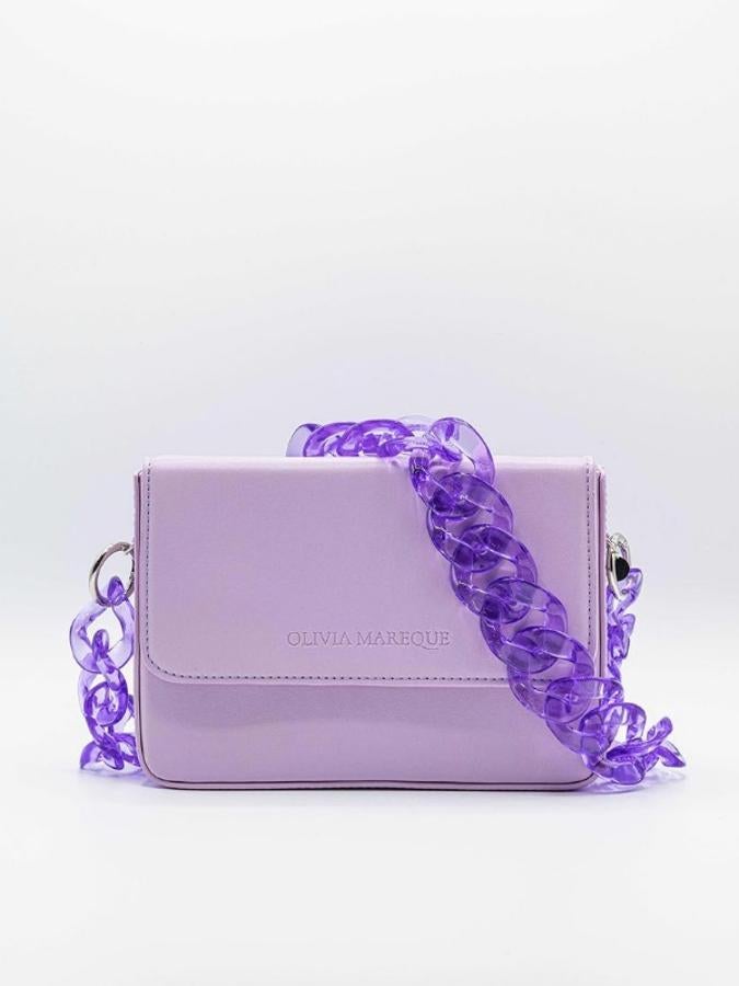Bolso rectangular en color lila con cadena transparente a juego, de Olivia Mareque (79 euros).