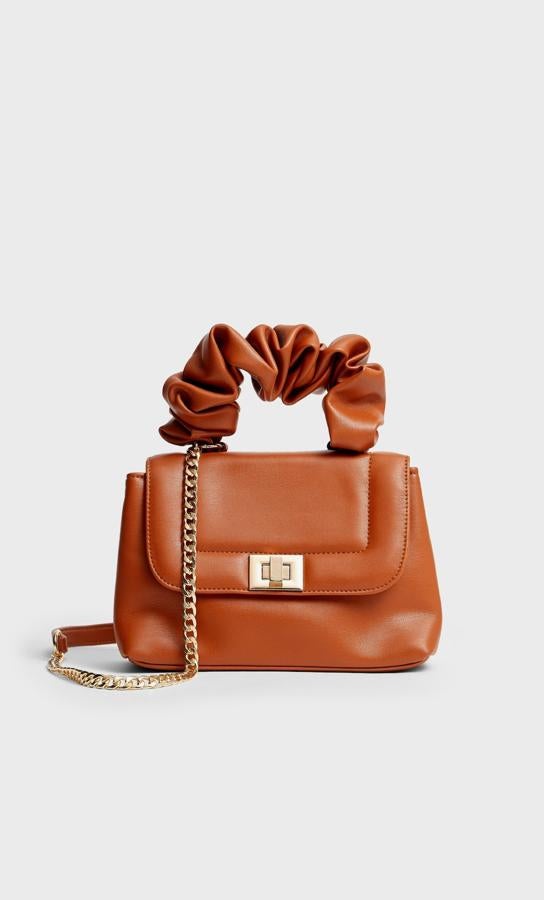 Bolso en color camel con asa arrugada, de Stradivarius (15,99 euros).